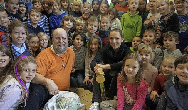 Die vier Klassen der Grundschule Bieng... ehemaliger Trainer Christof Schweizer  | Foto: Anne Freyer