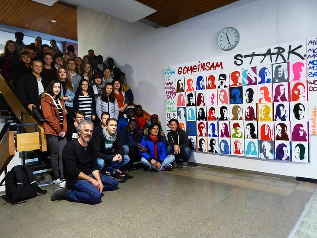 Die 50 Gesichter und die 50 Schler mit ihren Lehrern.  | Foto: Peter Stellmach