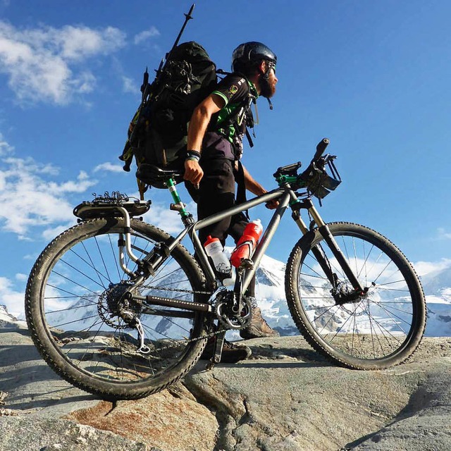 Das Bike ist immer mit dabei: Sven Kopf in den Alpen.  | Foto: privat