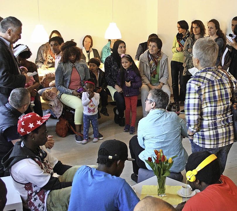 Beim  Caf together &#8211; hier ein B...h wchentlich Helfer und Flchtlinge.   | Foto: zvg