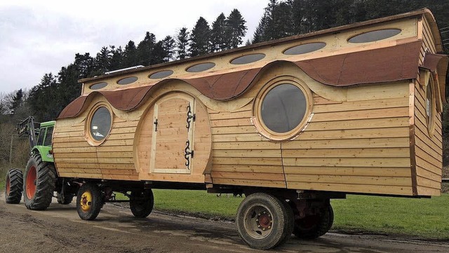 Ein Bauwagen nach Hobbitart bekommt der Waldkindergarten   | Foto: Wegweiser