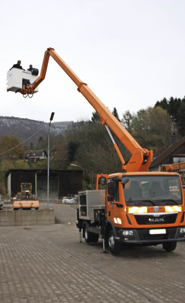 Hoch hinaus geht es mit dem  Ruthmann Steiger von den Technischen Diensten.  | Foto: Gerd Leutenecker