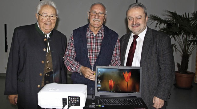 Der Vorsitzende des Frdervereins des ...Filmabend  mit Rolf Metzger (Mitte).    | Foto: Susanne Kanele