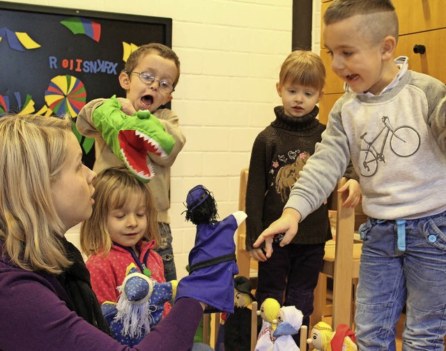 Die Kinder sind beim Puppenspiel voll bei der Sache.   | Foto: Erich Krieger