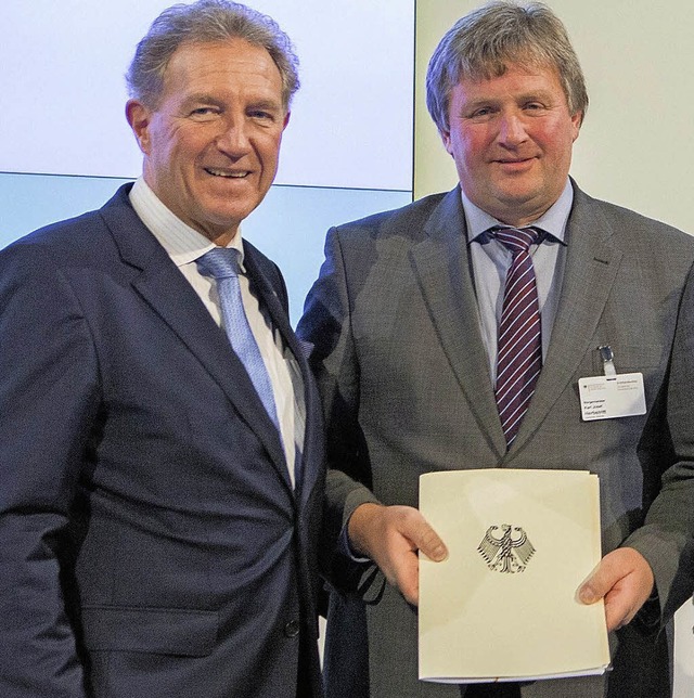 Der Parlamentarische Staatssekretr No...bstritt in Berlin den Frderbescheid.   | Foto: BMVI