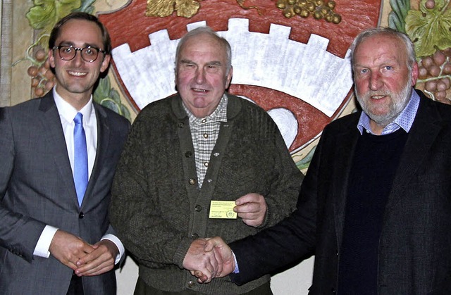 Bruno Landerer  (Mitte) wurde von Brg...ter der Stadt Vogtsburg verpflichtet.  | Foto: Herbert Trogus