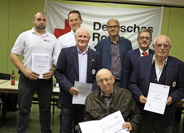 Stefan Pfister (Zweiter von rechts) un... Schramm (rechts) fr 60 Jahre Treue.   | Foto: Karin Heiss