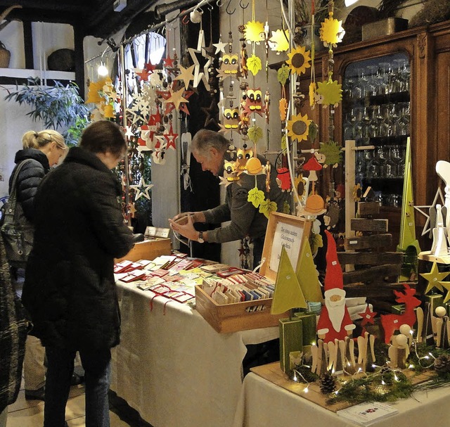 Ein Auswahl weihnachtlicher Produkte w...rmarkt im Rimsinger Schloss angeboten.  | Foto: Elisabeth Saller