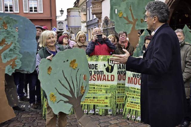 Initiative bergibt 7680 Unterschriften gegen Bauvorhaben in Mooswald an OB Salomon