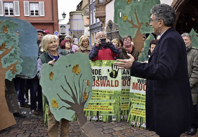 Oberbrgermeister Dieter Salomon im Ge...m Mooswald&#8220; auf dem Rathausplatz  | Foto: Thomas Kunz