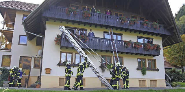 Lange Leitern  waren bei der Herbstbung am Hnslehof in Oberprechtal ntzlich.   | Foto: Roland Gutjahr