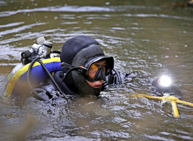 Rettungstaucher suchen im Endinger Erleweiher nach der vermissten Carolin Gruber  | Foto: Hans-Peter Ziesmer