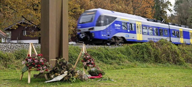 An der Unglcksstelle steht heute ein Denkmal fr die zwlf Toten.    | Foto: AFP