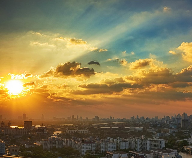 Die globalisierte Welt zieht sich in M...ies zusammen:   Bangkok im Abendlicht   | Foto: timur arbaev