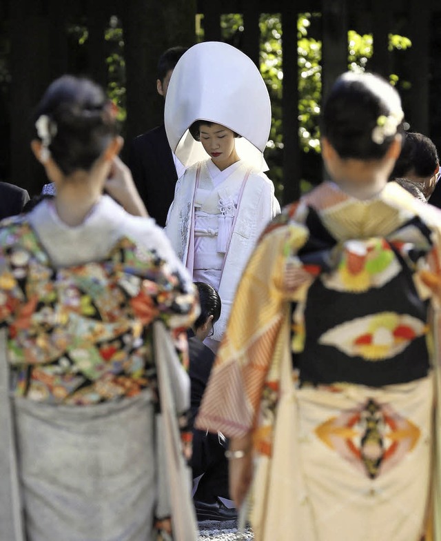 In Japan wird hufig im traditionellen Kimono geheiratet.   | Foto: dpa