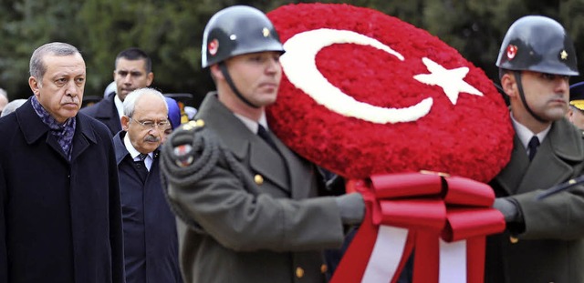 Recep Tayyip Erdogan (links) bei der Z...sgrnders Kemal Atatrk am Donnerstag   | Foto: dpa