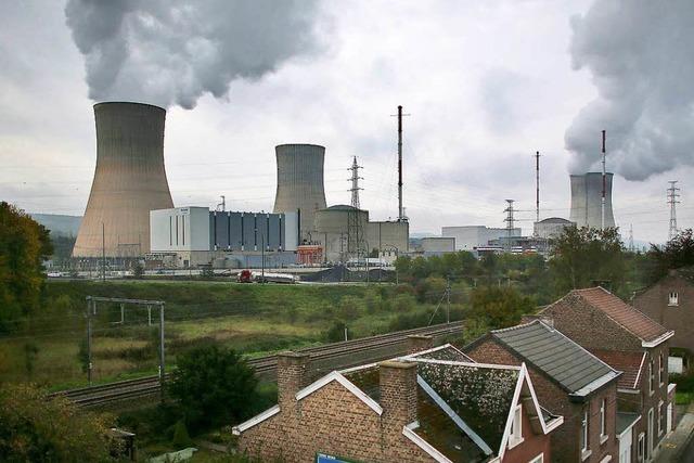Fußballer tragen Trikots gegen belgisches Atomkraftwerk