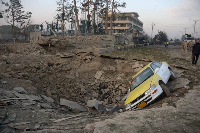 Krater des Bombenanschlags vor dem deutschen Konsulat in Masar-i-Sharif  | Foto: AFP