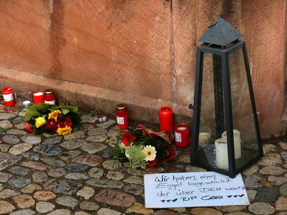 Eine Stadt trauert. Kerzen und Blumen am Endinger Marktplatzbrunnen.  | Foto: Hans-Peter Ziesmer