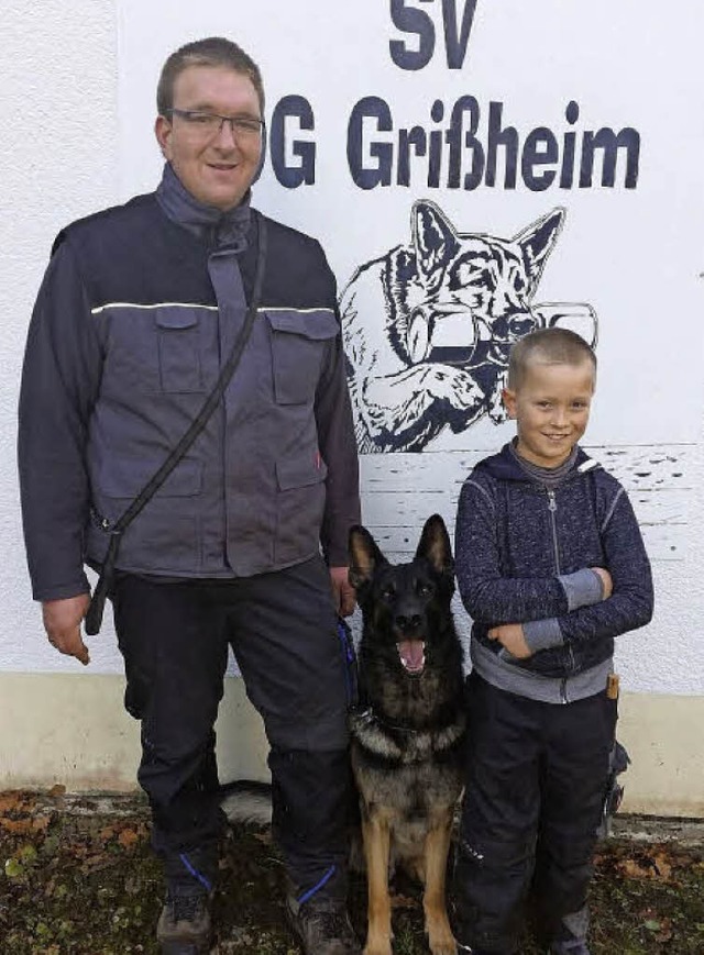 Hannes Gutmann mit seinem Schferhund ...inem Sohn, Zisch-Reporter Max Gutmann   | Foto: Krystina Gutmann