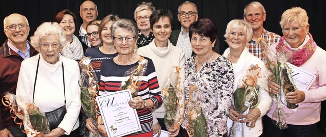 Sie halten dem TVN seit Jahrzehnten di...Geehrten plus Ehrenmitglieder auf Foto  | Foto: Eva Korinth