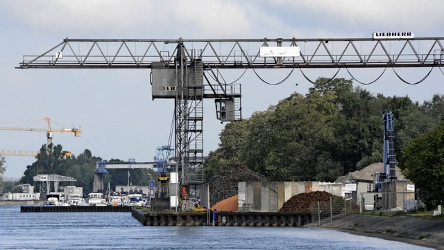 Im Hafen Nord wird vor allem Massengut wie Kies, Steine oder Sand umgesetzt.   | Foto: Lauber