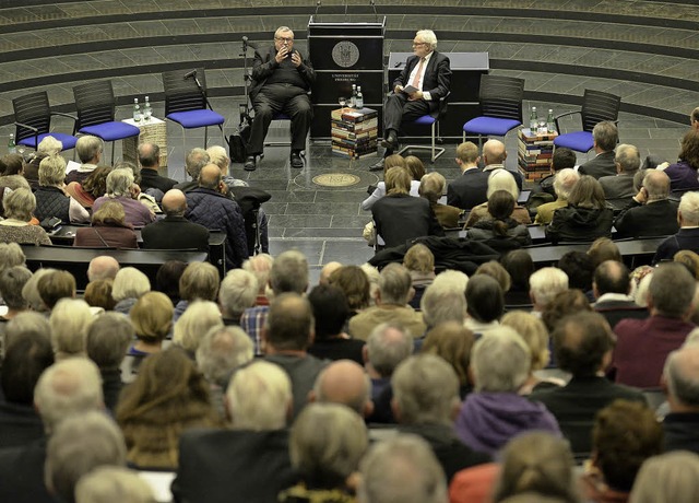 Publikumsmagnet Karl Lehmann im Gesprch mit Markus Schchter (rechts)    | Foto: Ingo Schneider