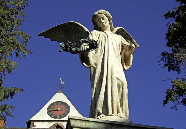 Engel mit Lorbeerkranz auf dem Ehrenmal fr die Kriegstoten  in Kirchzarten   | Foto: Markus Donner