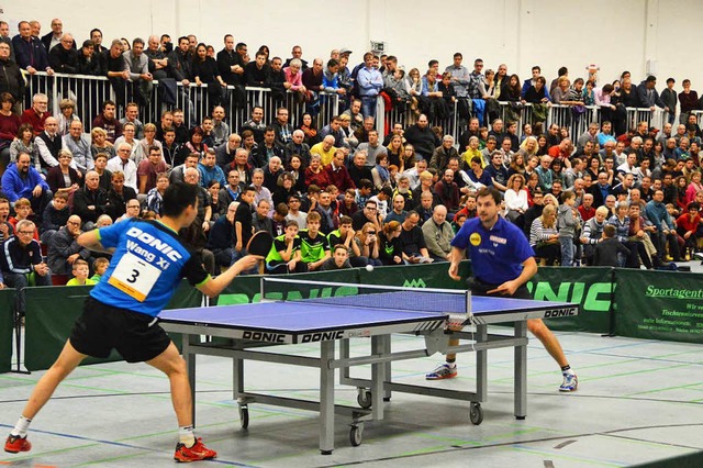 Tischtennis-Spektakel in der Friedrich...ischen Timo Boll (rechts) und Wang Xi.  | Foto: Edgar Steinfelder