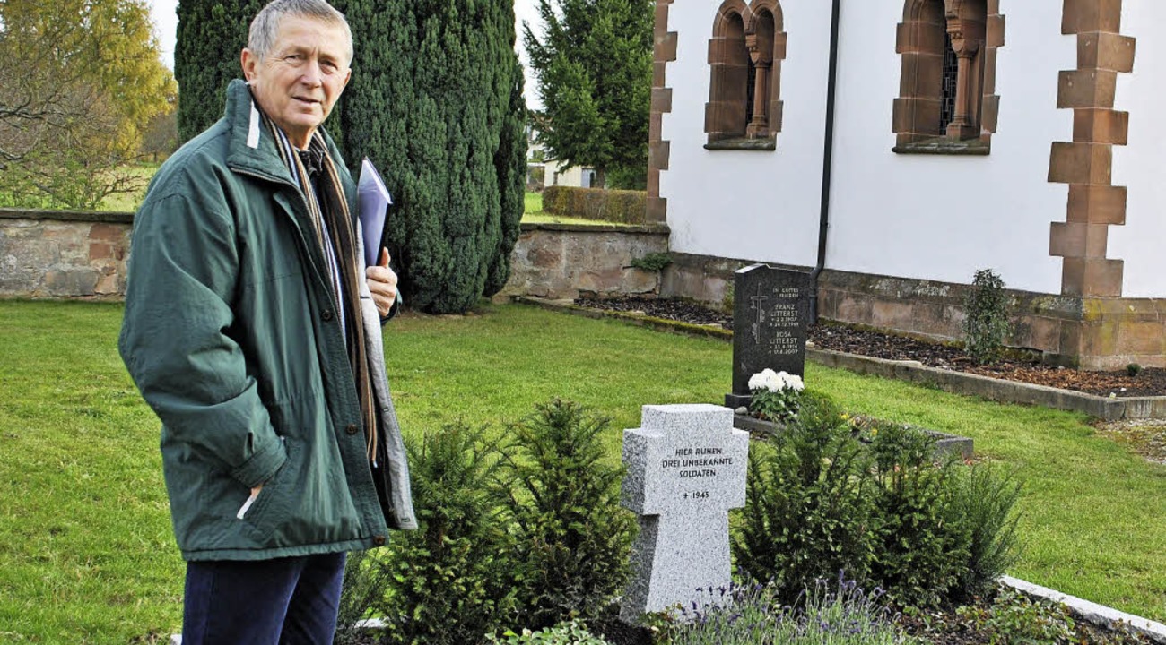 Ulrich Burgert am Grab der drei unbeka...serteure auf dem Bohlsbacher Friedhof   | Foto: Robert Ullmann