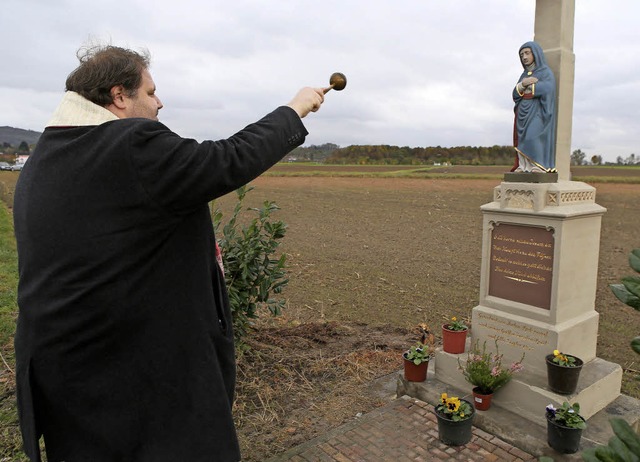 Pfarrer Steffen Jelic weiht das Lglerkreuz.  | Foto: Christoph Breithaupt