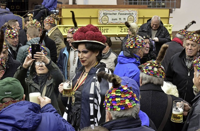 Bei nasskaltem Wetter wurde gestern au...016/17 mit einem khlen Bier erffnet.  | Foto: Thomas Kunz