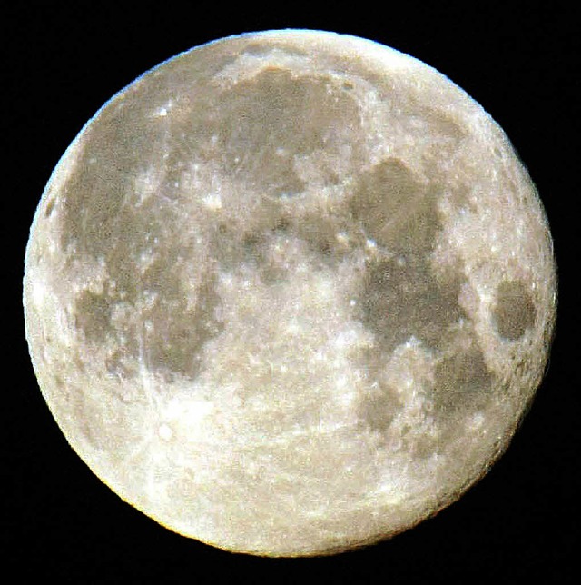 Mond in XXL  | Foto: P. Seeger (dpa)