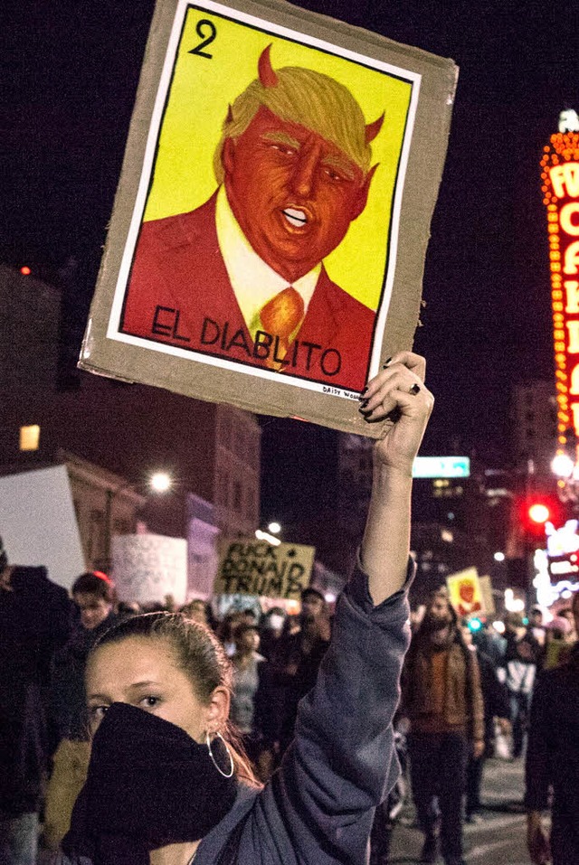 Trump als Teufel: Demonstration im kalifornischen Oakland   | Foto: dpa