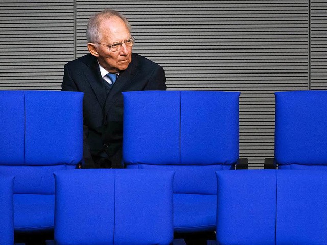 Nachdenklich: Finanzminister Wolfgang ...le sitzt im Plenarsaal des Bundestags.  | Foto: dpa