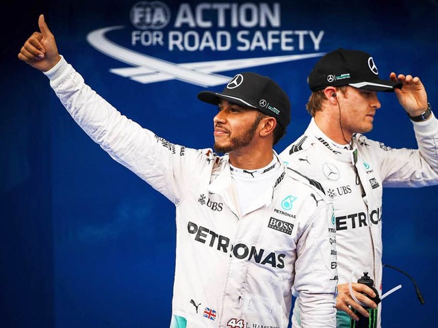 Rivalisierende Kollegen: Der Brite Lew...tung in Fhrung liegende Nico Rosberg   | Foto: dpa