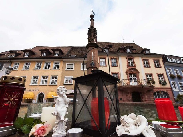 Am Endinger Marktplatzbrunnen brennen Kerzen.  | Foto: dpa