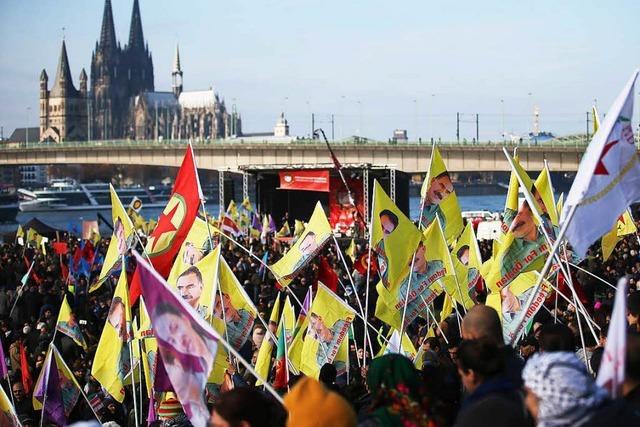 25 000 Menschen demonstrieren in Köln gegen Erdogan