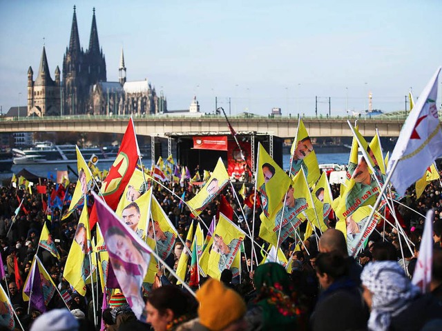 Die Redner der Kundgebung warfen Erdog...der Trkei eine Diktatur zu errichten.  | Foto: dpa