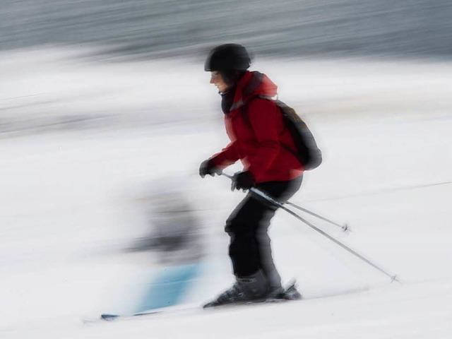 Eine Skifahrerin fhrt auf dem Feldber...am Wochenende die Skisaison gestartet.  | Foto: dpa