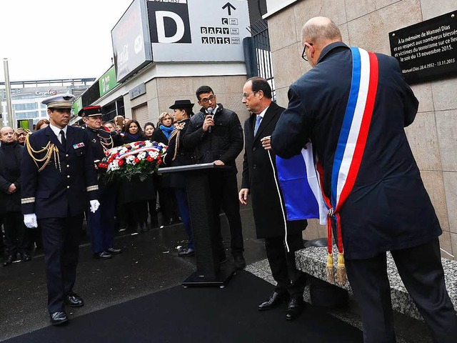Frankreichs Prsident Hollande und Did...int-Denis, enthllen eine Gedenktafel.  | Foto: AFP