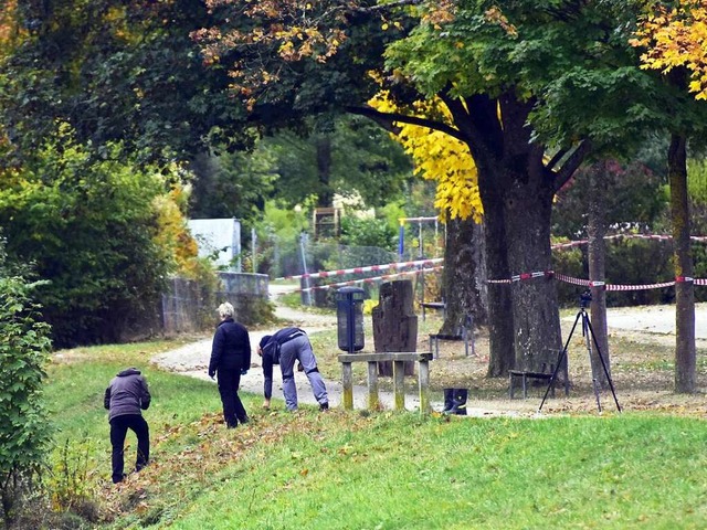 Ermittler untersuchen nach dem Mord an Maria L. das Dreisamufer.  | Foto: Thomas Kunz