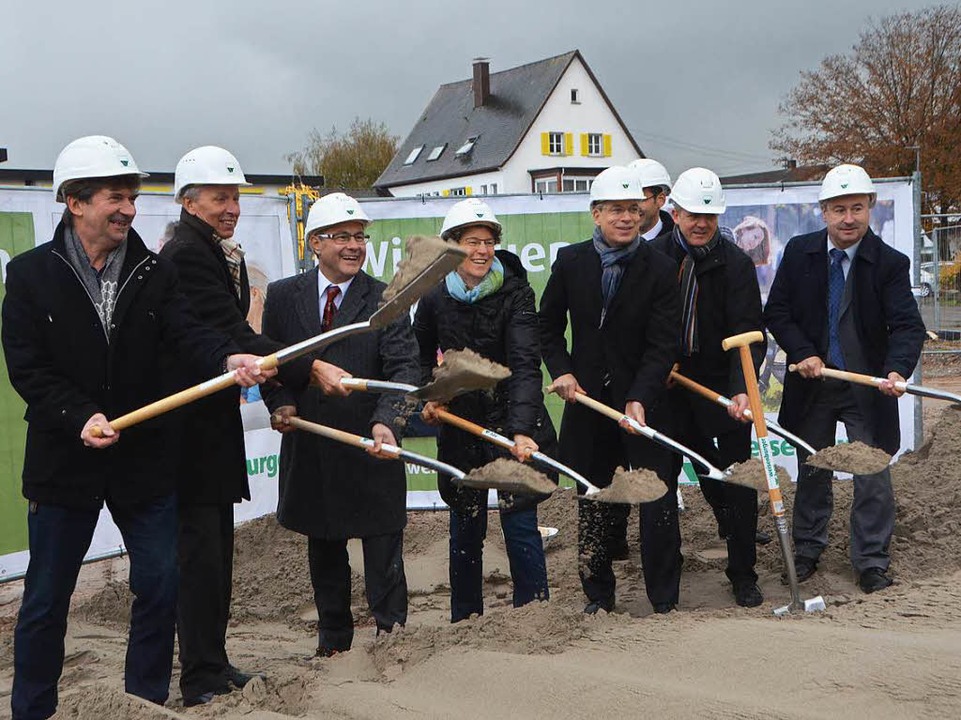 Spatenstich fr ein Groprojekt: Baubeteiligte und Investoren in Kollmarsreute  | Foto: Gerhard Walser