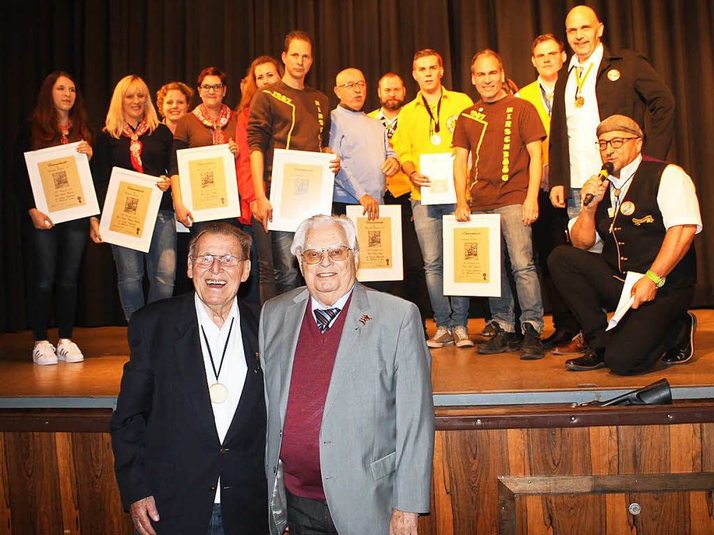 Heinz Leppert (vorne links) und Erhard Richter wurden fr 50 Jahre Mitgliedschaft ausgezeichnet. Oberzunftmeister Stefan Koppetsch (kniend rechts) hatte noch viele weitere Ehrungen auszusprechen.