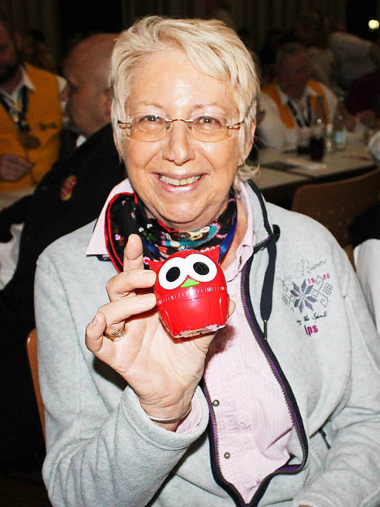 Damit die Gemeinderatssitzungen nicht immer so lange werden bekam Brgermeisterstellvertreterin Ulrike Ebi-Kuhn eine Eieruhr geschenkt.