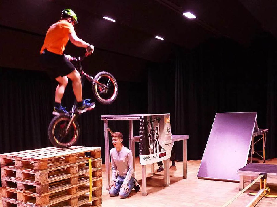 Zum Niederknien: der Stunt von Daniel Rall.   | Foto: Heidrun Simoneit