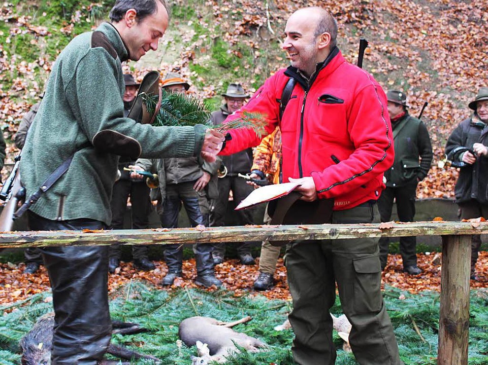Jagdherr Alexander Rose (rechts) berg...sch gelegten Strecke den Erlegerbruch.  | Foto: Reinhard Cremer