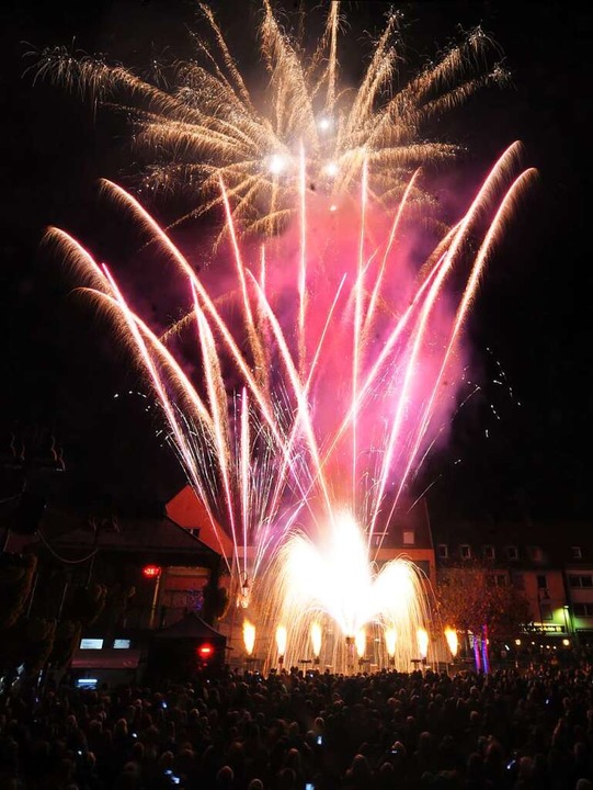 Das Feuerwerk lutete das Ende der Chrysanthema ein.  | Foto: WOLFGANG KUENSTLE               