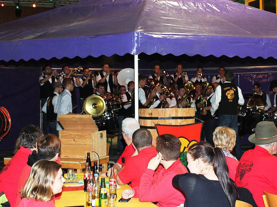 Stimmung in der Isteiner Halle  | Foto: Reinhard Cremer