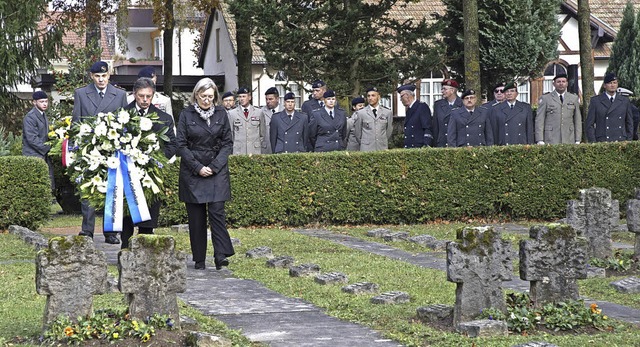 Gedenken auf dem alten Soldatenfriedhof in Mllheim.  | Foto: Volker Mnch